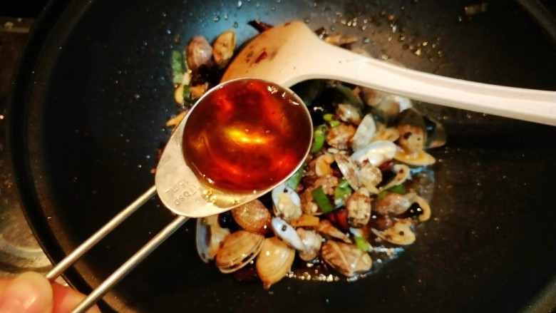 香辣花蛤,加入两勺<a style='color:red;display:inline-block;' href='/shicai/ 718'>料酒</a>。