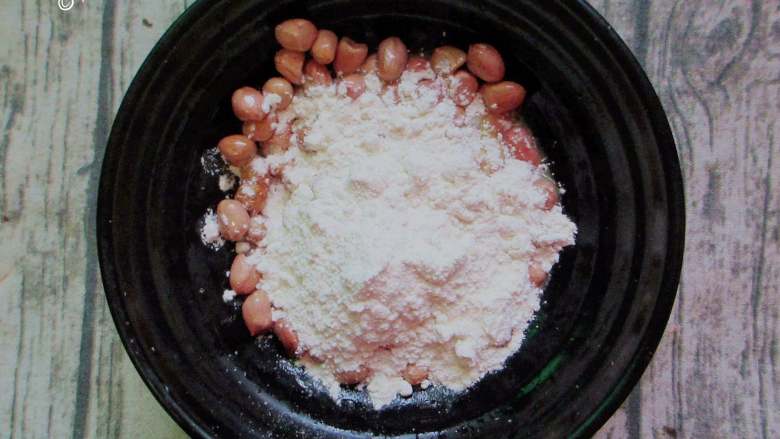 香辣蛋酥花生,搅拌均匀之后加入2勺的<a style='color:red;display:inline-block;' href='/shicai/ 519'>面粉</a>