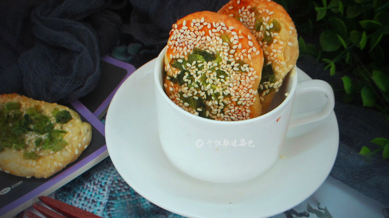 葱花油酥饼,180度左右烤15分钟,时间自己调整看上色程度,也可以用平底锅、微波炉、电饼铛、不粘锅、空气炸锅等