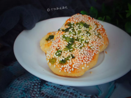 葱花油酥饼,吃惯了甜口味,今天换了咸的,葱油烧饼,咸酥口感哒!