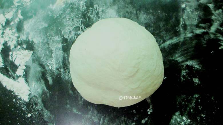 韭菜粉条薄饼,准备220克<a style='color:red;display:inline-block;' href='/shicai/ 519'>面粉</a>慢慢加入100克温水和面,和面过程加点盐,到那种不粘盆的程度就可以了,面团揉好后静置醒发半个小时