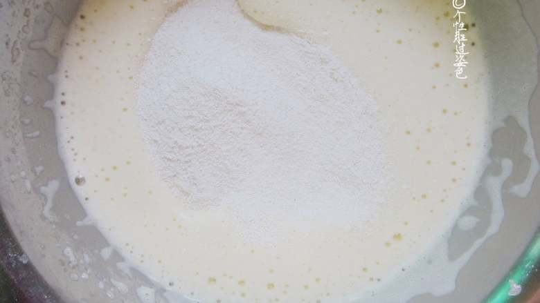 蒸糯米蛋糕,加入糯米粉,用刮刀搅拌均匀无干粉。