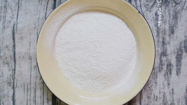 蒸糯米蛋糕,用料理机打成粉,先麻烦大家可以直接买现成的<a style='color:red;display:inline-block;' href='/shicai/ 520'>糯米粉</a>