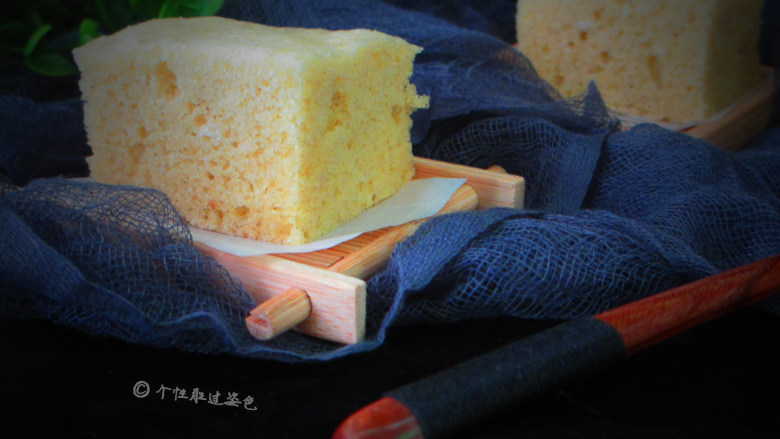 蒸糯米蛋糕,大火蒸20分钟,过5分钟开盖。