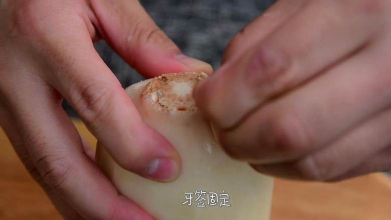 甜香酥糯黏而不烂还带点嚼劲的桂花糖藕,盖上藕盖,用牙签固定住。