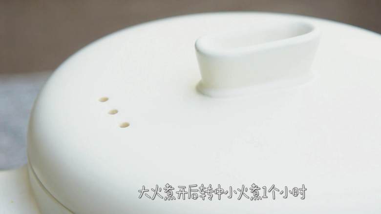 甜香酥糯黏而不烂还带点嚼劲的桂花糖藕,大火煮开后转小火煮1个小时,1个小时候,加入冰糖、红枣,继续焖煮1小时。