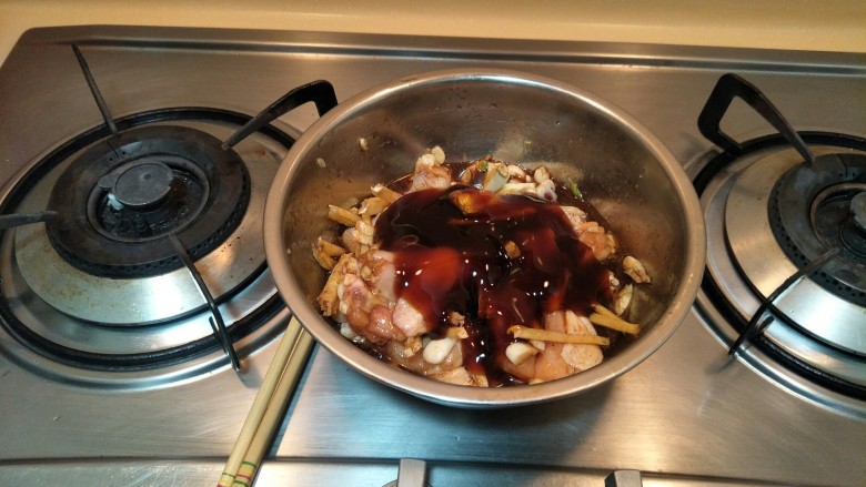 和谐鸡翅——吃吃吃——蒜香蜂蜜秘制鸡翅,耗油2勺,五香粉少许