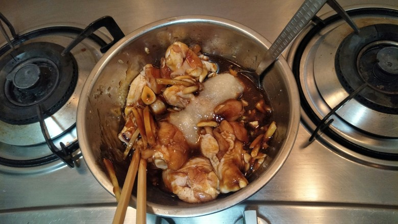 和谐鸡翅——吃吃吃——蒜香蜂蜜秘制鸡翅,搅和搅和盖保鲜膜冷藏一碗