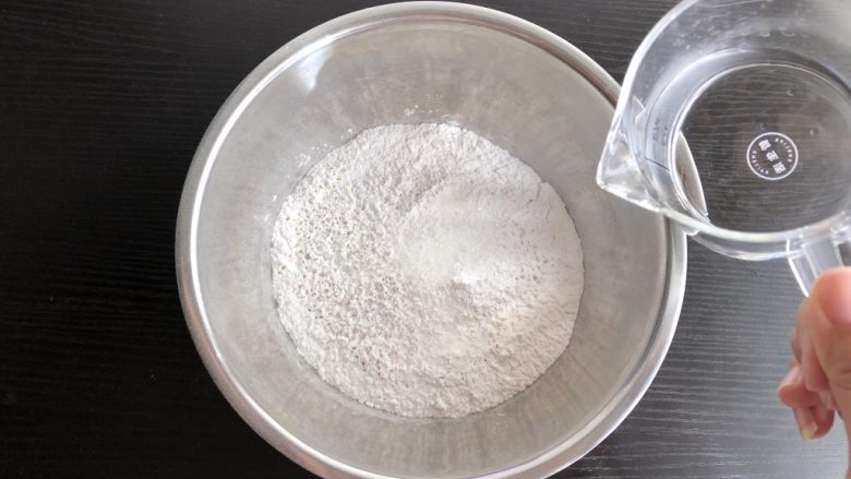 老北京驴打滚,加入温开水,边加入边用筷子搅拌成絮状