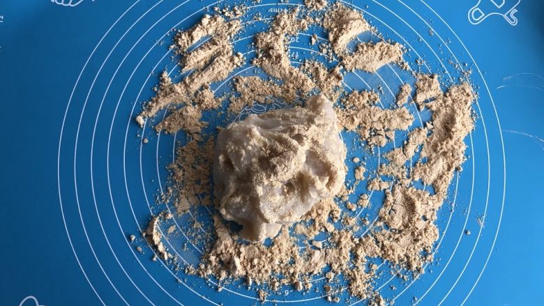 老北京驴打滚,面团蒸熟后趁热用筷子搅拌一下,放在案板上