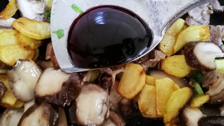 蚝油肉炒香菇土豆片,一勺<a style='color:red;display:inline-block;' href='/shicai/ 721'>蚝油</a>,根据个人口味量添加。煸均匀入味。