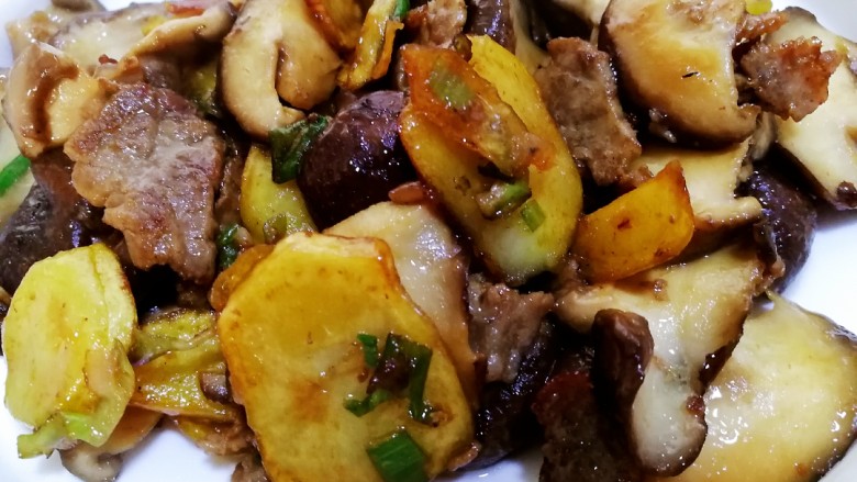 蚝油肉炒香菇土豆片,起锅装盘,看着很有食欲吧?味道很不错呢。