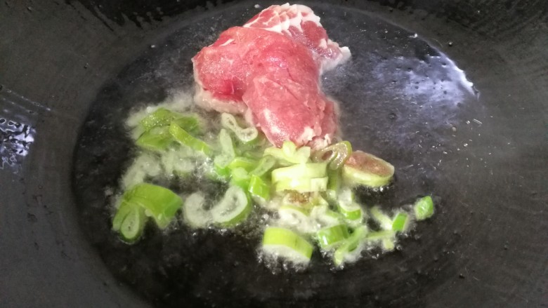 蚝油肉炒香菇土豆片,另起锅,放少许热油,煸炒肉片葱花,炒至肉熟。全程中火煸炒。