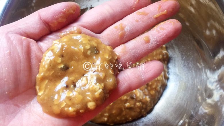 葡萄干燕麦脆饼,手上沾点干粉,取适量面团,先搓成圆球学形再按扁,放入烤盘中