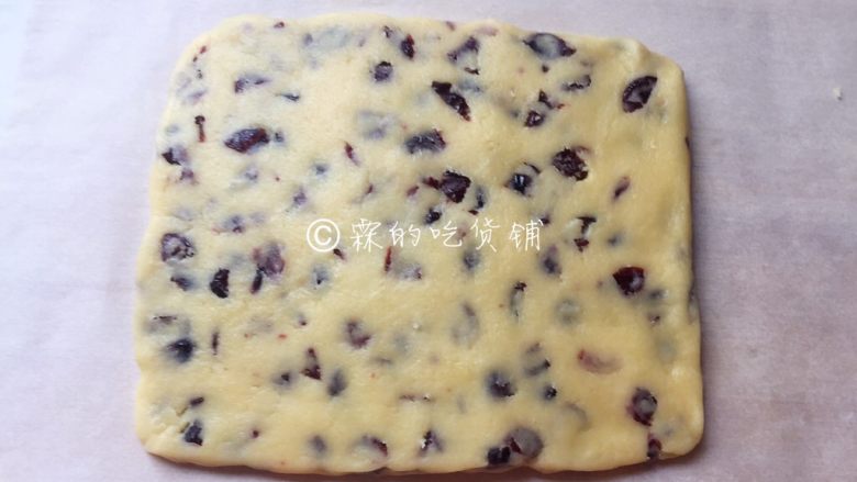 蔓越莓酥条,直接在油纸上,将面团擀成约1厘米厚的面片