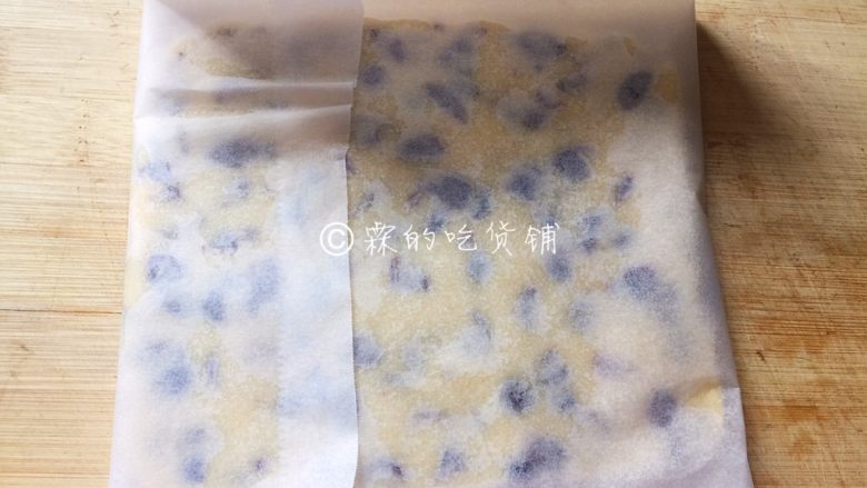 蔓越莓酥条,随后用保鲜膜或者直接油纸包起来,放入冰箱冷藏半小时,直到面片变硬