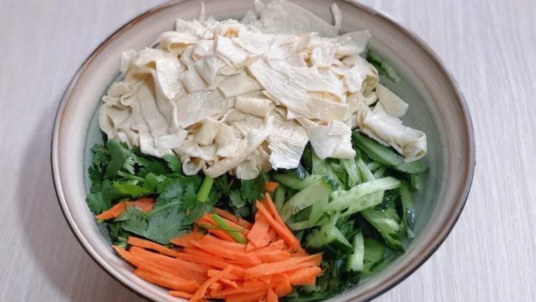 清爽可口~凉拌豆腐皮,放入一个大口器具中。