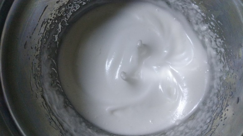 璀璨星空慕斯蛋糕,蛋清蛋黄分离,蛋清分三次加入细砂糖,用电动打蛋器中高速发达至干性发泡。烤箱预热170度。