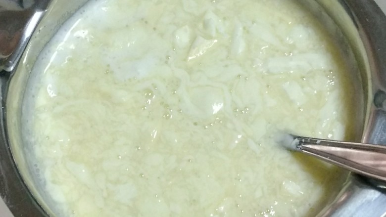 璀璨星空慕斯蛋糕,把巧克力碎全部倒入糖浆中,不停搅拌至融化。再加入剩余的吉利丁片。放置到32-35度。这个温度淋面效果最佳。