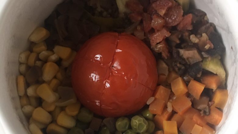 抖音网红番茄饭,7️⃣ 煮好后<a style='color:red;display:inline-block;' href='/shicai/ 59'>番茄</a>🍅剥皮,压碎。