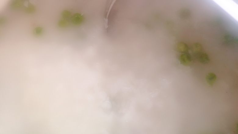 海鲜粥,把米里加一点油先用水泡半个小时以上,我是泡了一宿,让后加<a style='color:red;display:inline-block;' href='/shicai/ 148'>豌豆</a>先煮熟