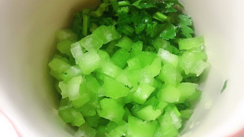 海鲜粥,煮差不多了我们加入芹菜丁、香葱沫、还有香菜沫,搅拌均匀