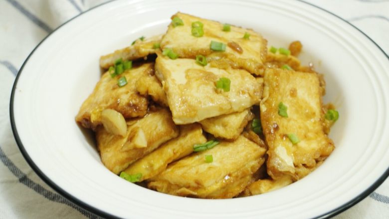 蚝油嫩豆腐,撒入葱花装饰即可享用,不一样的豆腐做法,很美味哦