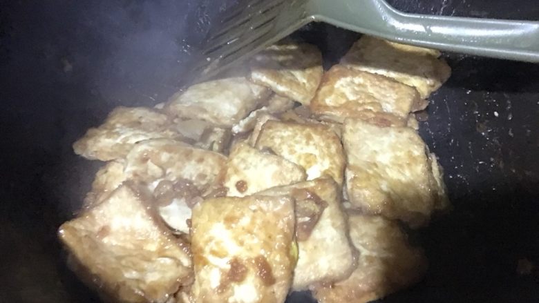 蚝油嫩豆腐,锅里倒入调料汁,加入煎好的嫩豆腐,加热拌匀,操作要轻,容易碎