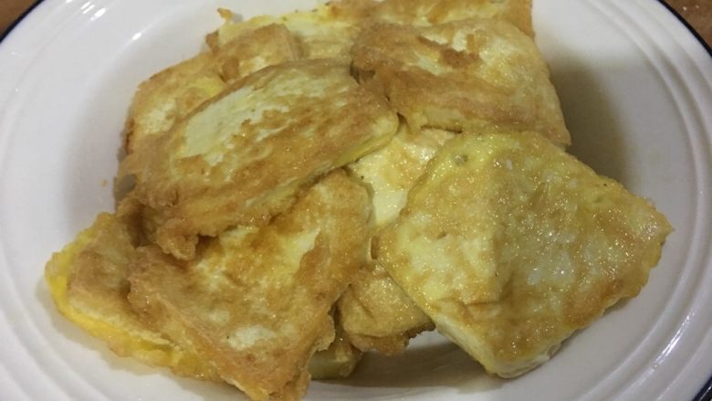 蚝油嫩豆腐,煎好的鸡蛋嫩豆腐,黄澄澄的很诱人