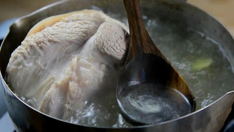私房红烧肘子—这样吃肉才是真的过瘾,大火煮开，撇去浮沫。