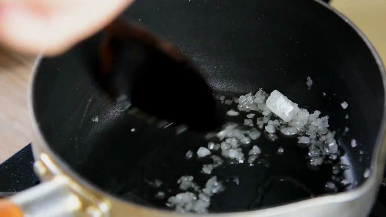 私房红烧肘子—这样吃肉才是真的过瘾,另起一锅，热锅冷油，倒入冰糖，小火将冰糖炒化。