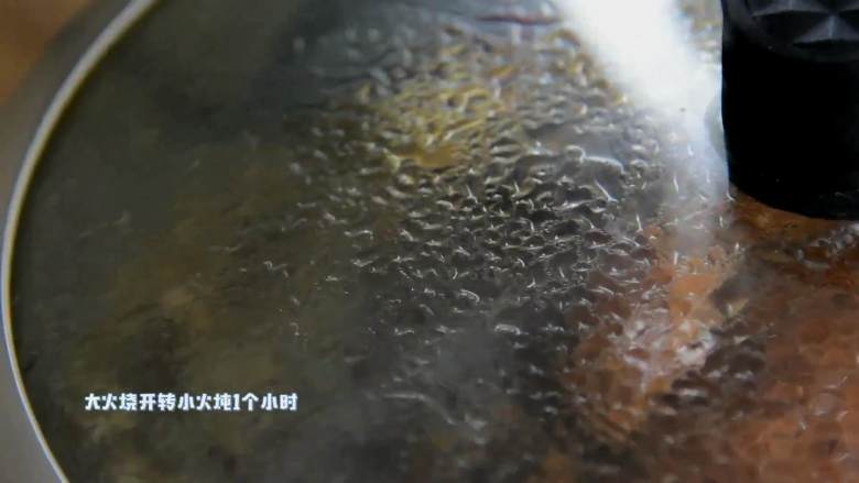 私房红烧肘子—这样吃肉才是真的过瘾,大火烧开转小火炖1个小时（期间适当翻面）。