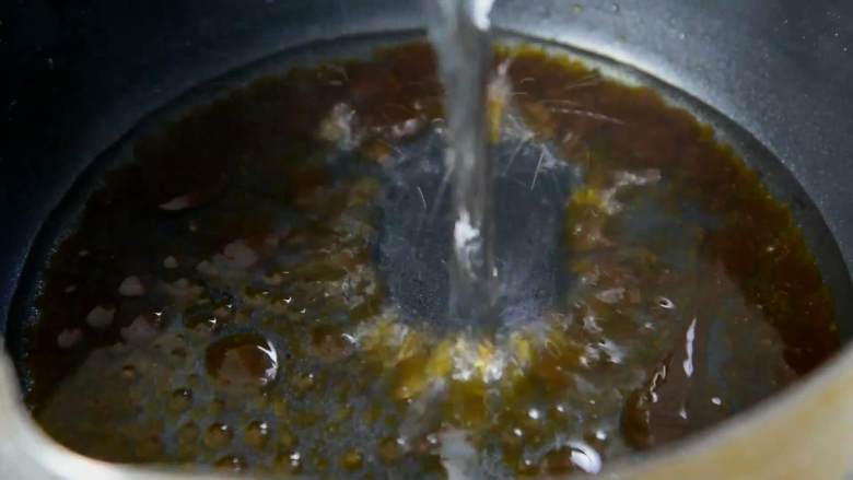私房红烧肘子—这样吃肉才是真的过瘾,炒到冒小泡，倒入一小杯热水搅拌均匀直到糖色制作完成。