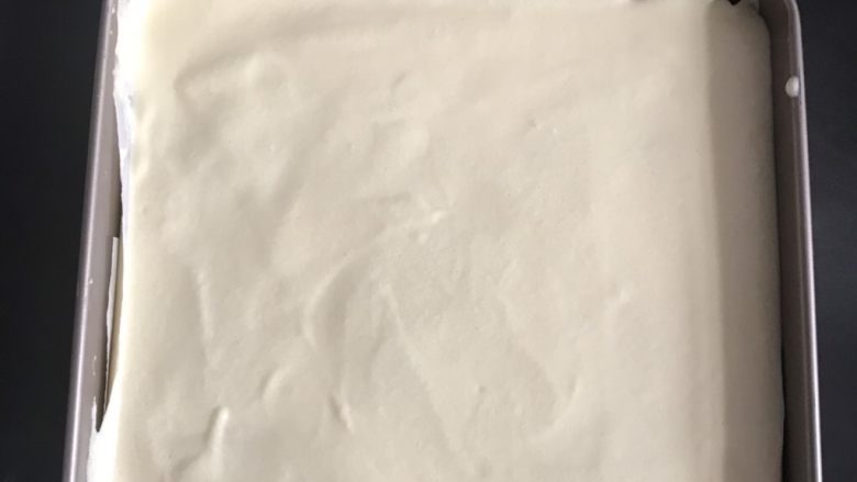 橙子蛋糕卷,用刮刀摸平表面,轻轻震几下,震出大气泡,放入预热好的烤箱 150度20分钟