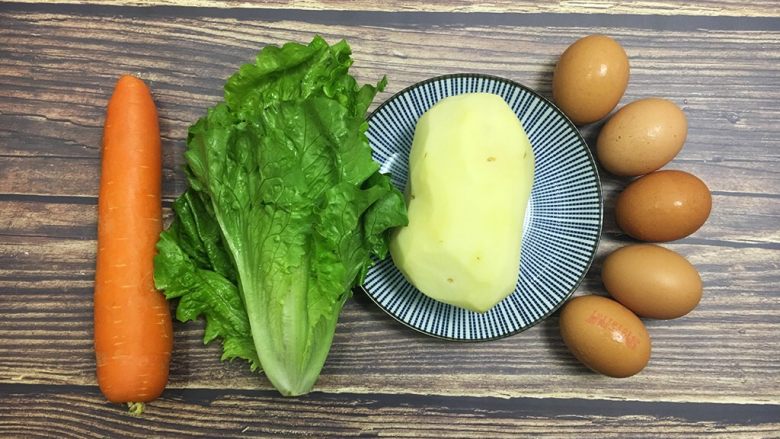 土豆丝(鸟巢)煎蛋,准备好材料,开始动手