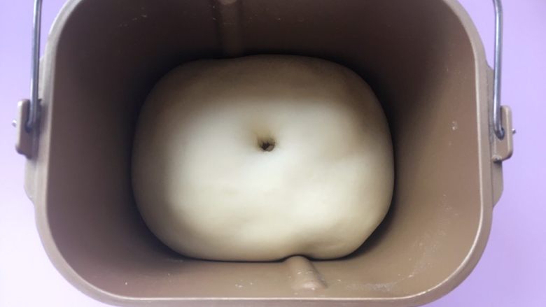 烫种吐司,40分钟后,面团发酵好,手指沾干粉按下去有个圆圆的洞,轻微回弹,有点像肚脐眼的状态;