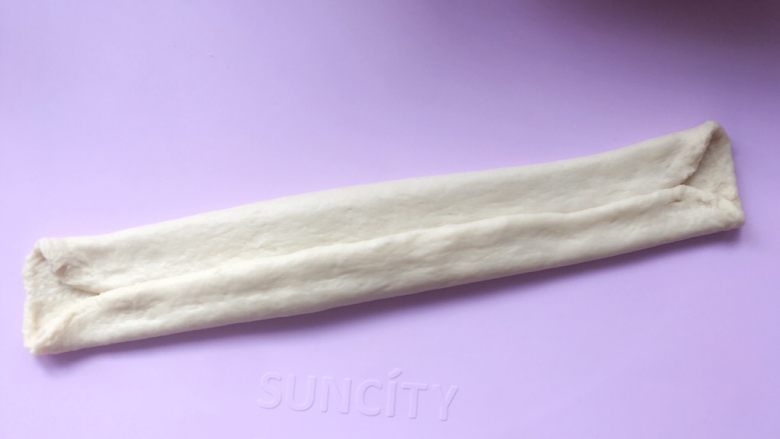 烫种吐司,将面片两向中间对折;
