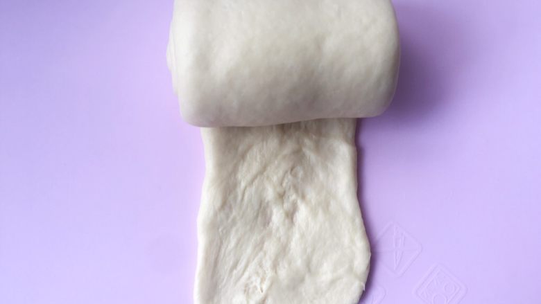 烫种吐司,之后卷起来,尾部擀的薄一点,卷起来的面卷更贴合;
