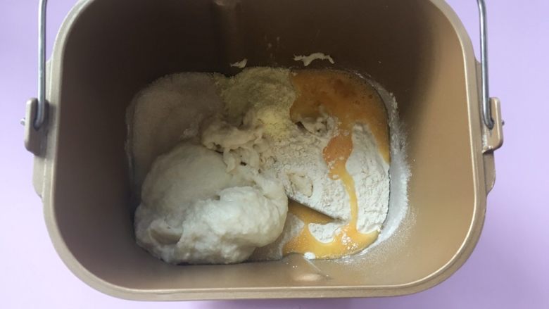 烫种吐司,冰箱取出冷冻的汤面面团,加入到面包桶内;
