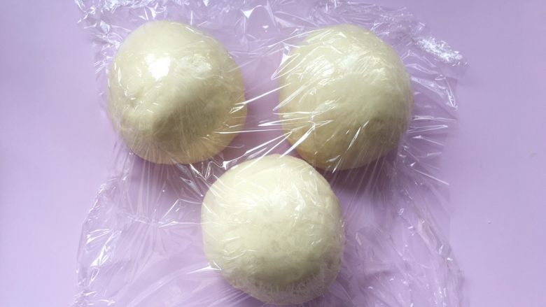 烫种吐司,将每一份面团揉至表面光滑,盖保鲜膜室温松弛15分钟;