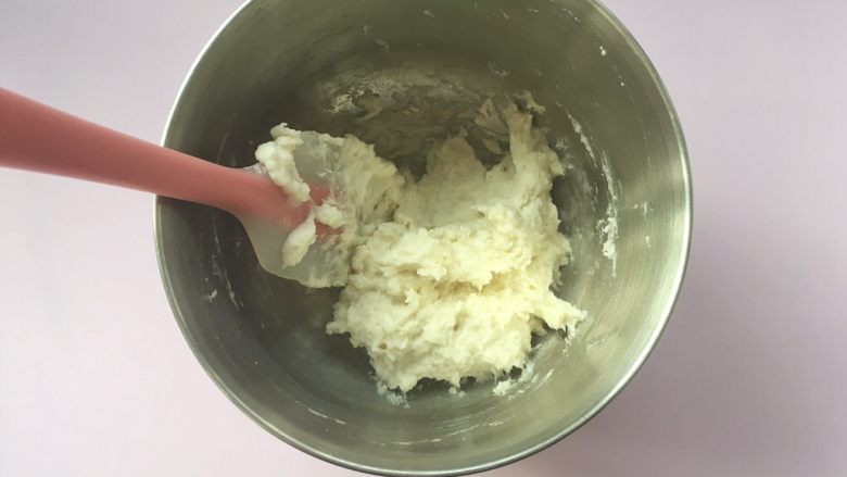 烫种吐司,用刮刀搅拌均匀,面糊没有干粉颗粒,之后放一旁降温,降至手温入冰箱冷冻10分钟;