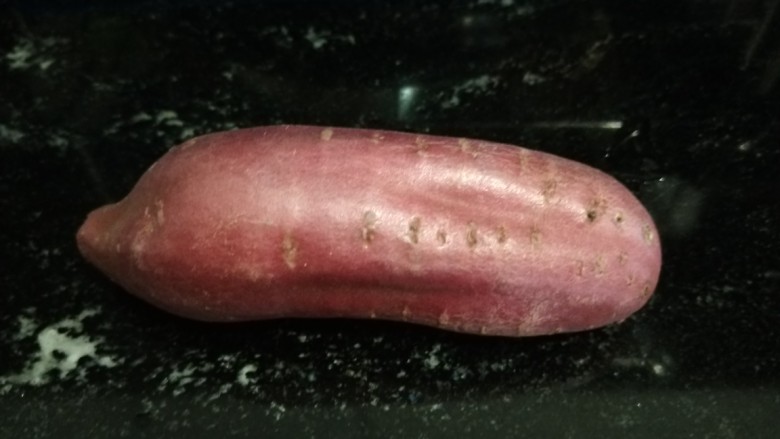 新文美食 玫瑰花卷,<a style='color:red;display:inline-block;' href='/shicai/ 2643'>紫薯</a>洗干净切成小块放入锅中蒸熟。