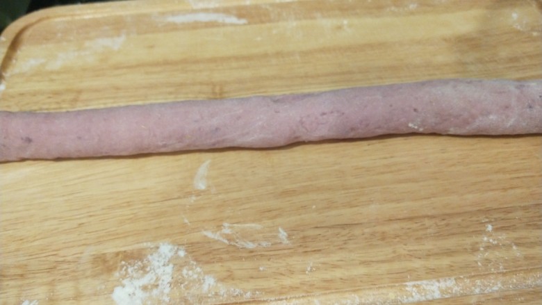 新文美食 玫瑰花卷,发好的面团揉均匀搓成长剂子。