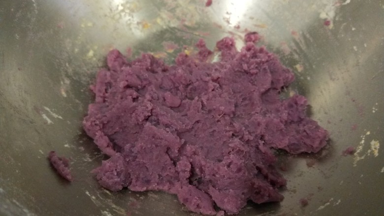 新文美食 玫瑰花卷,在捻碎成泥。
