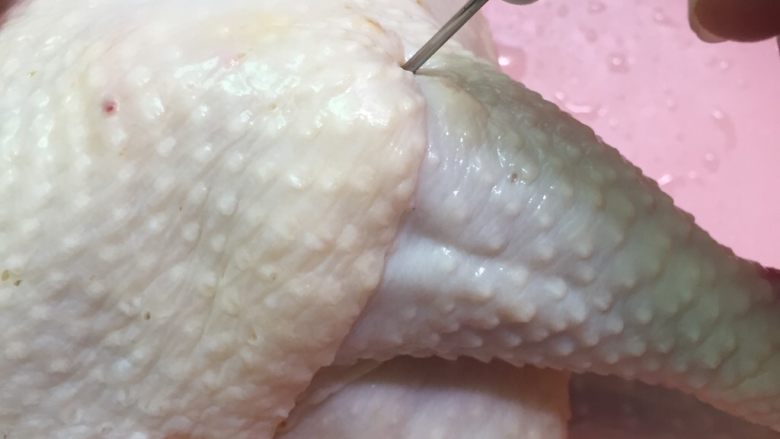 洋葱烤鸡,扎小洞(方便入味)。