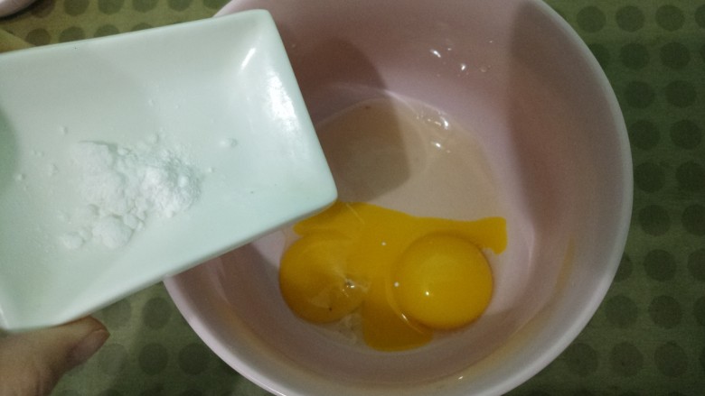蛋黄溶豆,打入碗中,加入糖粉。
