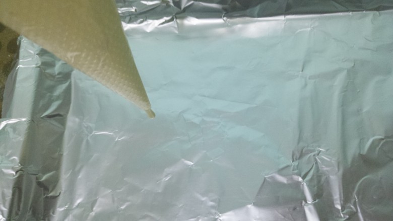 蛋黄溶豆,然后烤盘铺上锡纸,再开始挤豆豆。