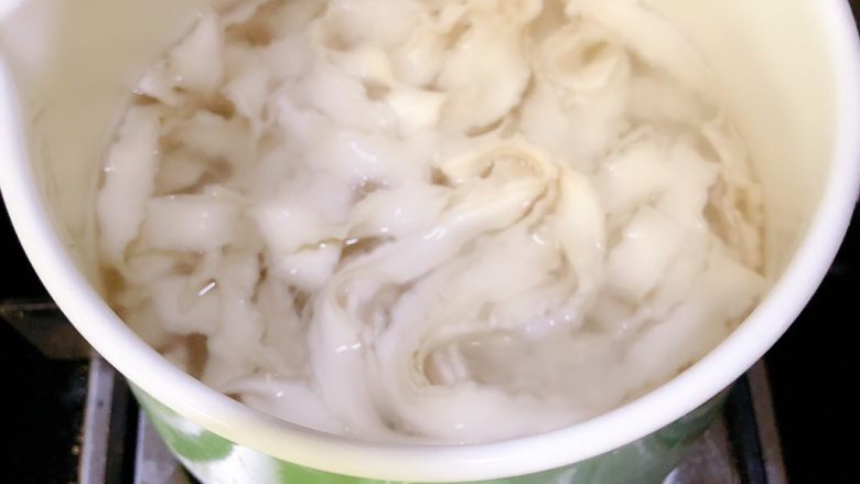 剁椒鱼头,这个时间我们煮面条,面条煮8分熟就行,出锅拌点香油,要留点空间去吸鱼汤,鱼汤里泡一泡再吃那叫一个美味😄,同时汤几颗小油菜放鱼汤里(也可以不放)