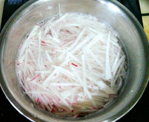 牛肉大萝卜煎饺,锅烧开水,放入萝卜丝焯三分钟