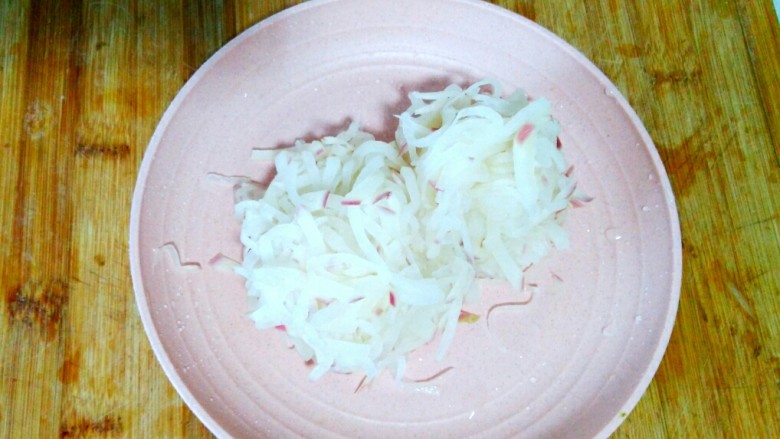 牛肉大萝卜煎饺,捞出过凉,转干水份